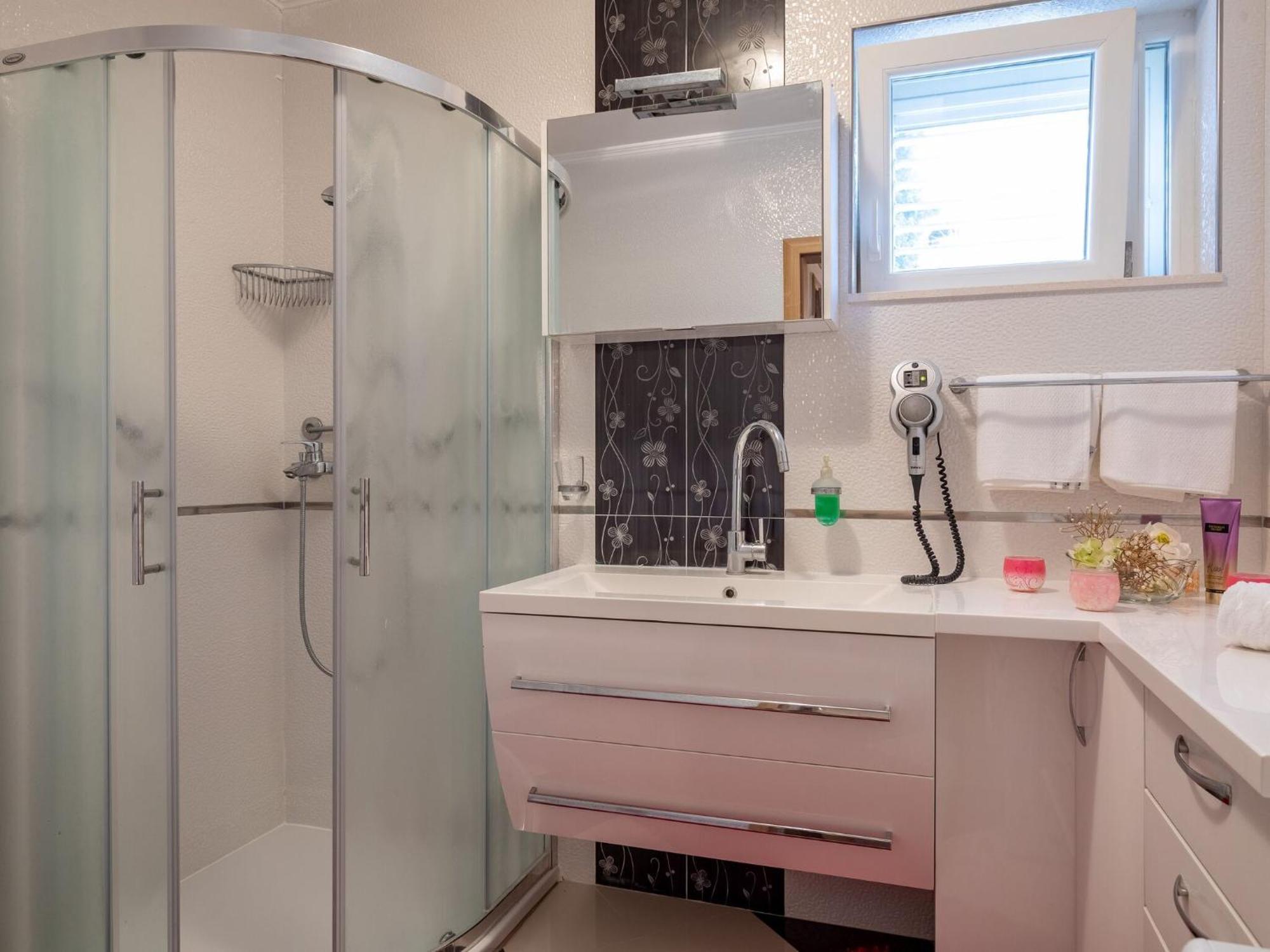 Viva La - Two-bedroom With Shared Pool Apartment