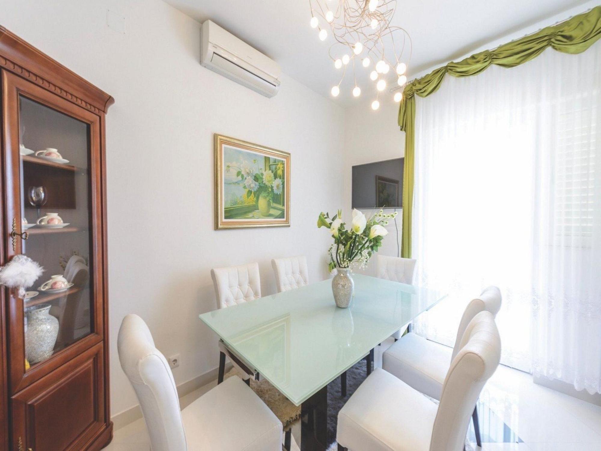 Viva La - Two-bedroom With Shared Pool Apartment *