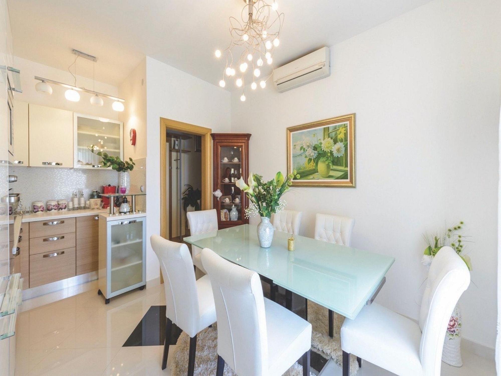 Apartment Viva La - Two-bedroom With Shared Pool *