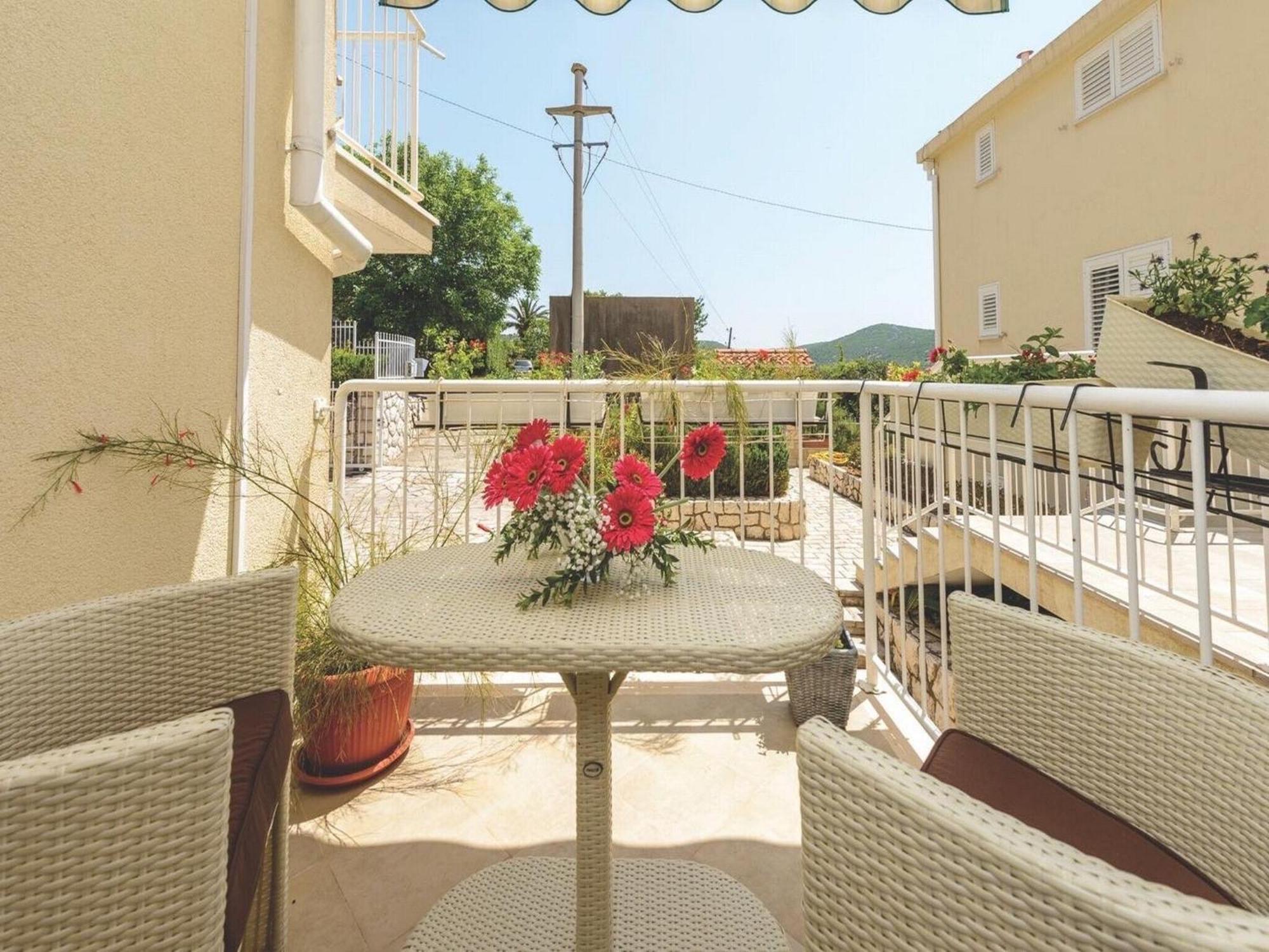 Viva La - Two-bedroom With Shared Pool Apartment *