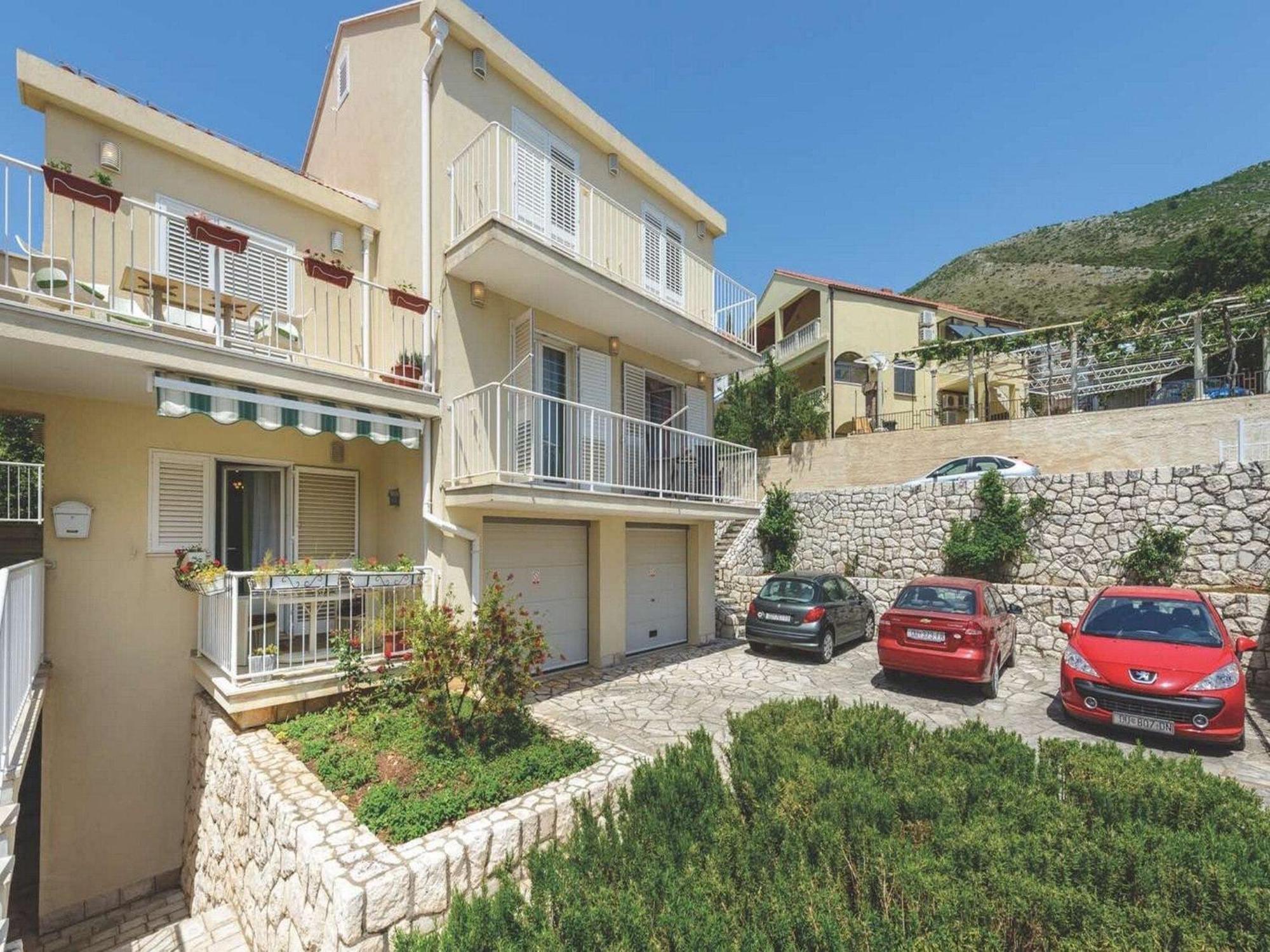 Viva La - Two-bedroom With Shared Pool Apartment