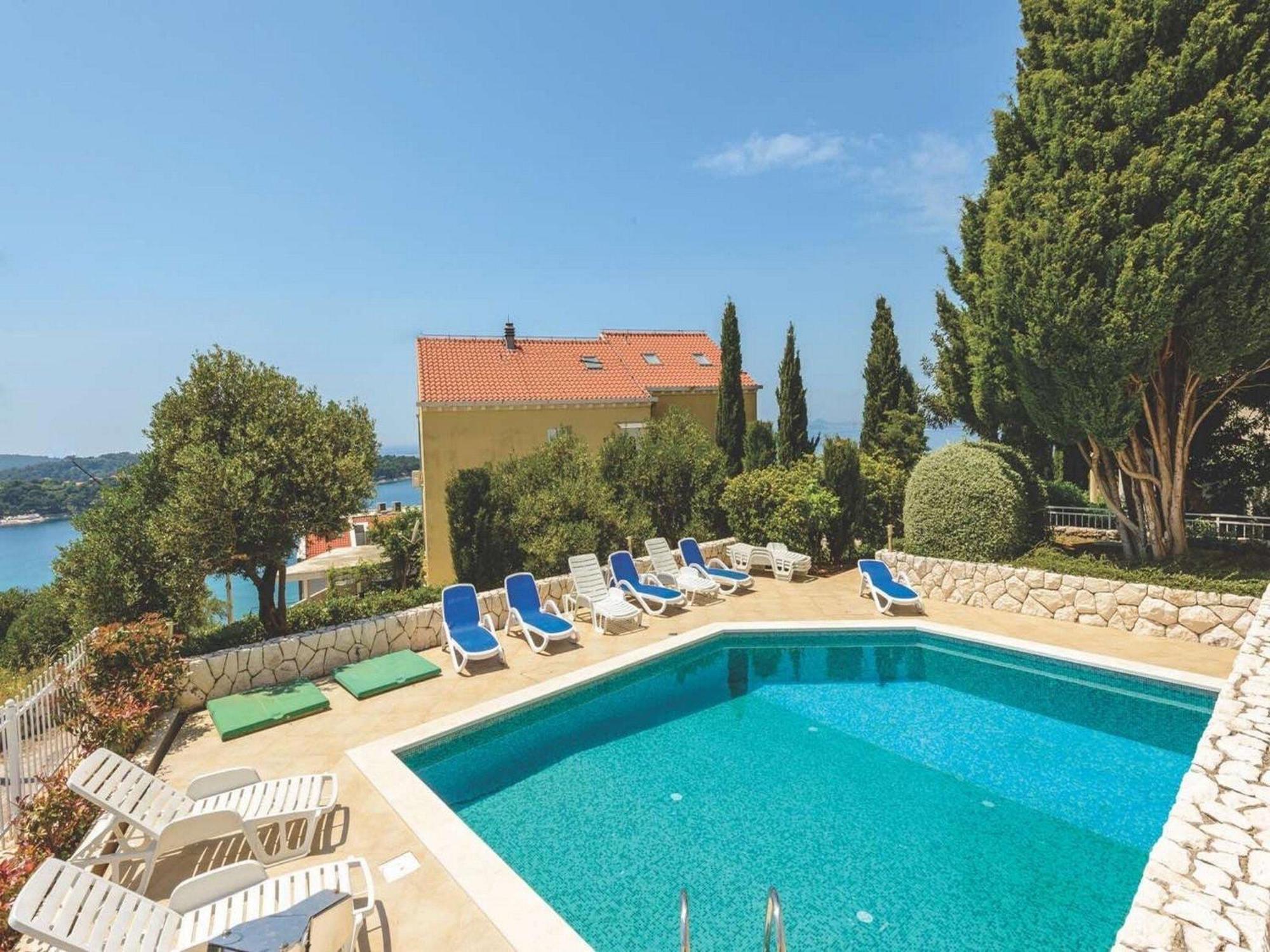 Apartment Viva La - Two-bedroom With Shared Pool
